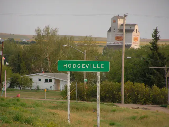 Hodgeville sign and Saskatchewan Wheat Pool elevator